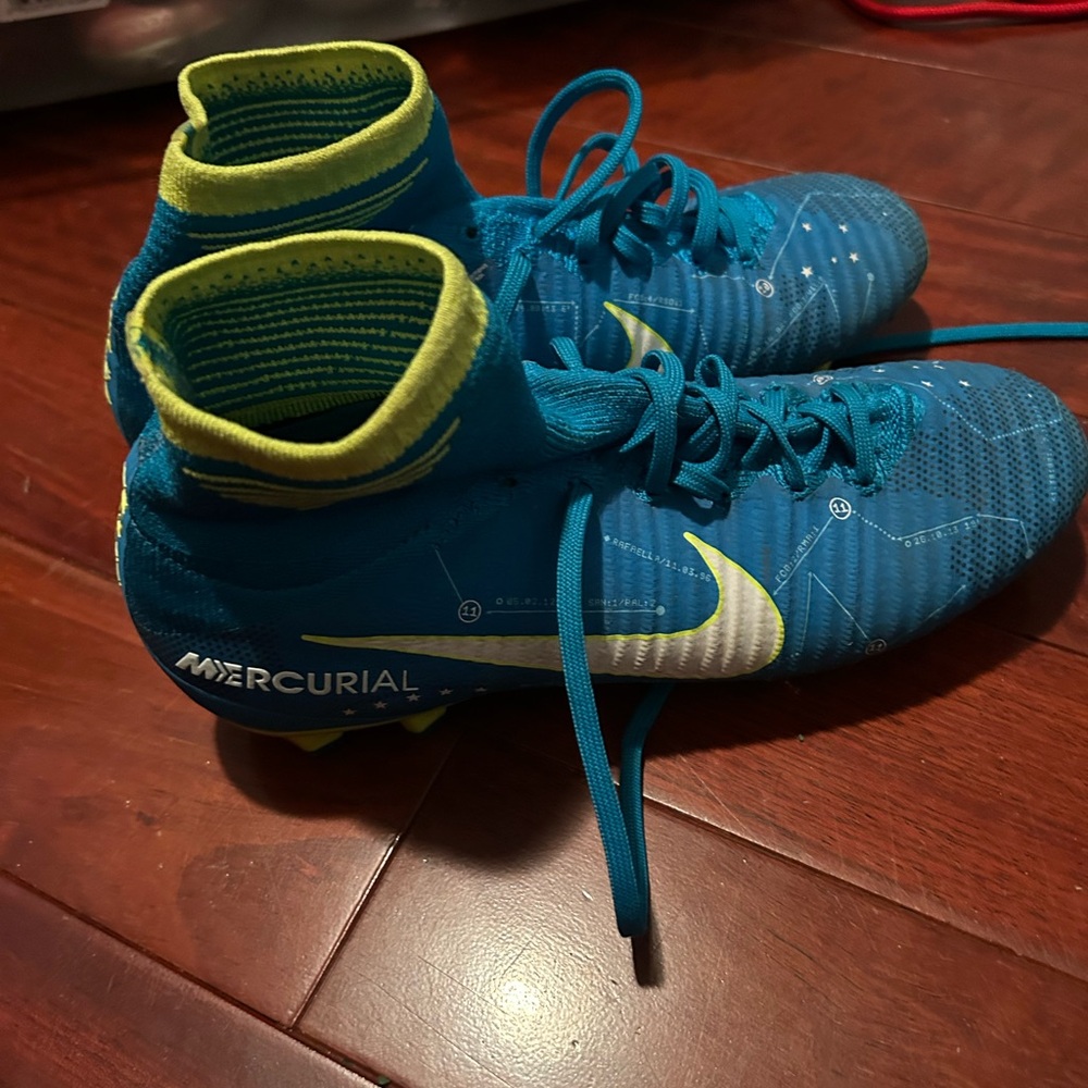 Nike Blue and Yellow Sneakers with Dynamic Fit Collar